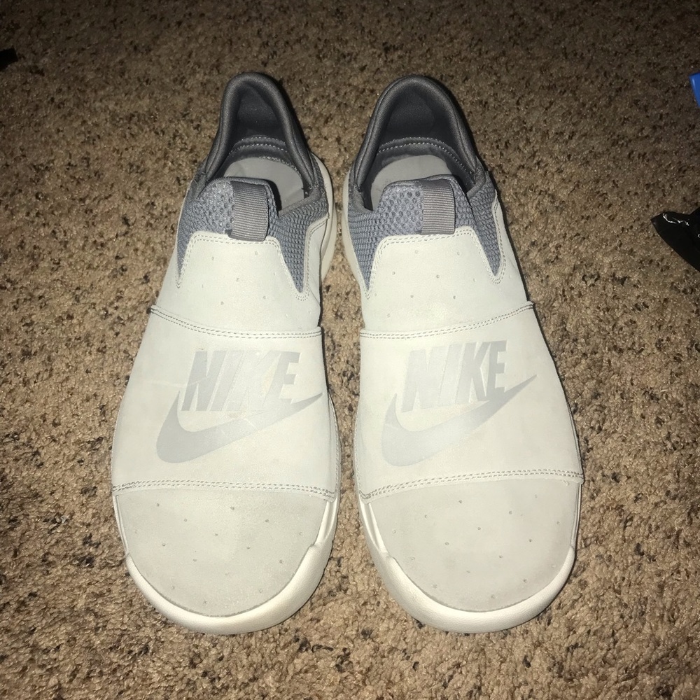 Size 10 men’s Nikes. Worn once!!